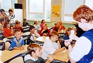 フィンランド・ユリビエスカ市 小学校での歯科ナースによる虫歯予防教室を見学。