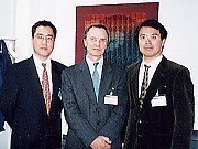 写真は左より鈴木章先生、カウコ・K・マキネン教授、私です。
